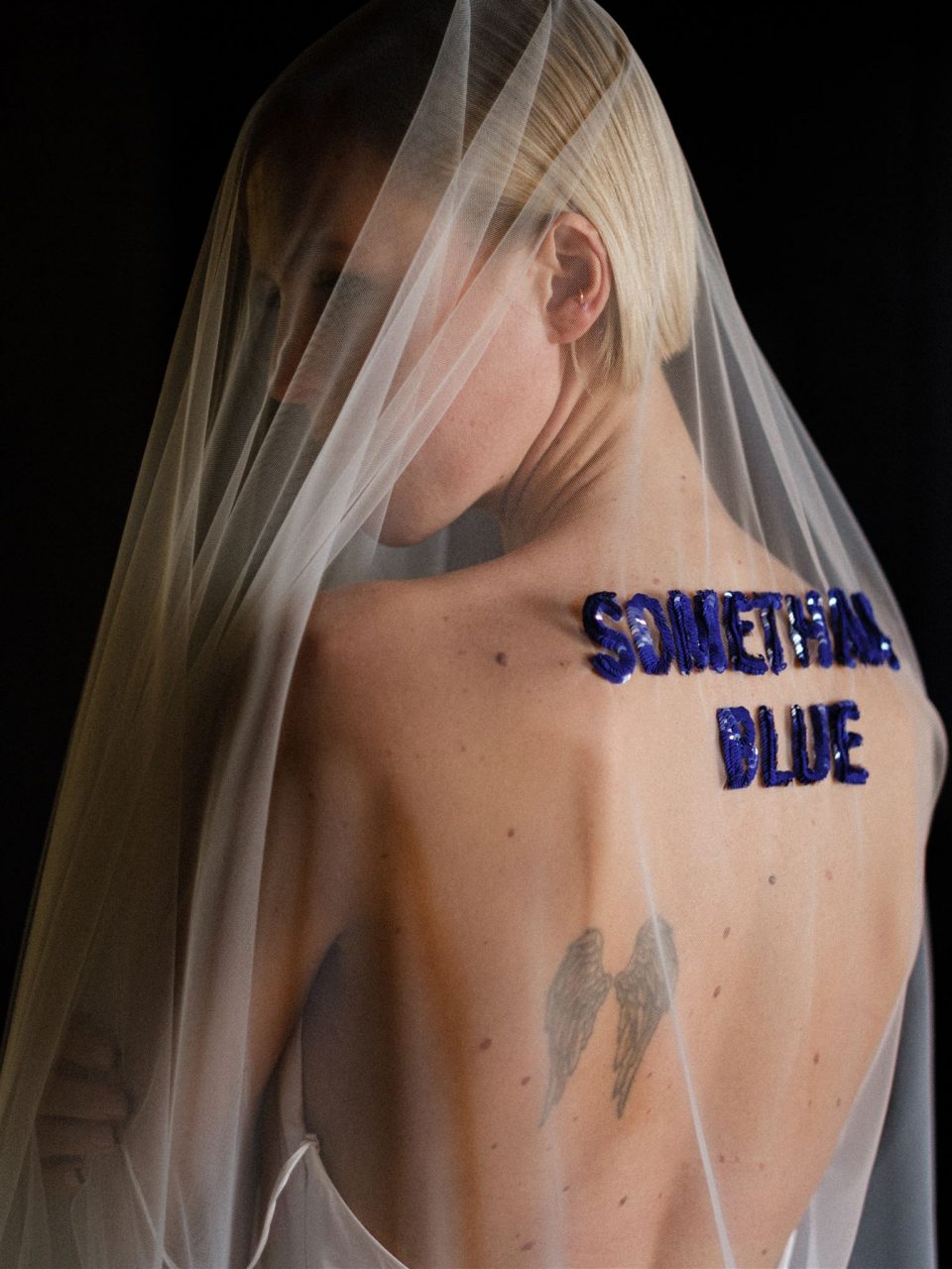 QUELQUE CHOSE DE BLEU