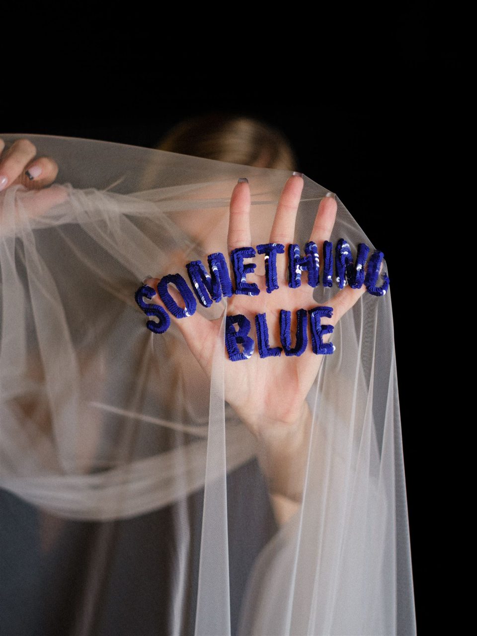 QUELQUE CHOSE DE BLEU